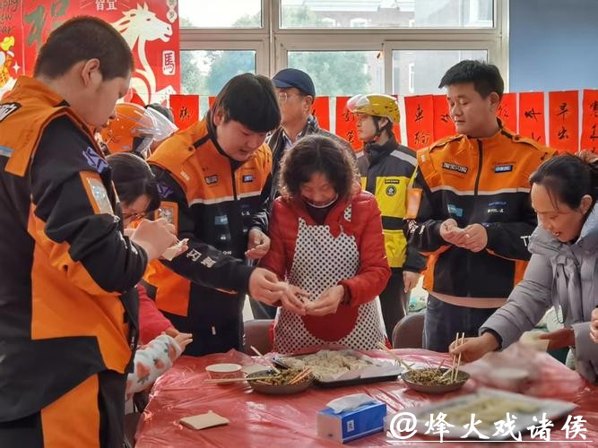 跟着阿姨妈妈学包菜肉馄饨,小哥们在小年吃上“海派家宴” 跟着阿姨妈妈学包菜肉馄饨,小哥们在小年吃上“海派家宴”