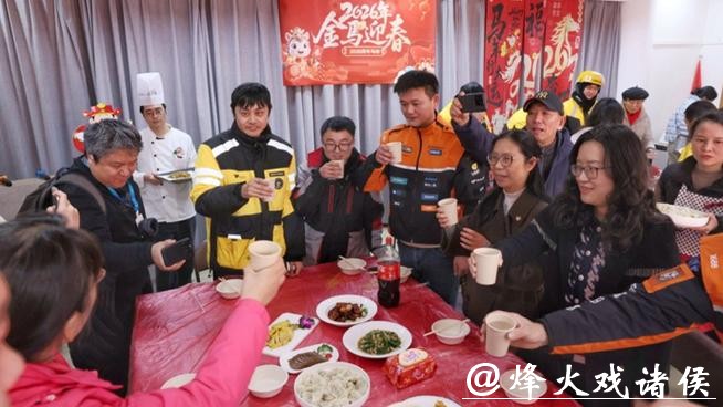 跟着阿姨妈妈学包菜肉馄饨,小哥们在小年吃上“海派家宴” 跟着阿姨妈妈学包菜肉馄饨,小哥们在小年吃上“海派家宴”