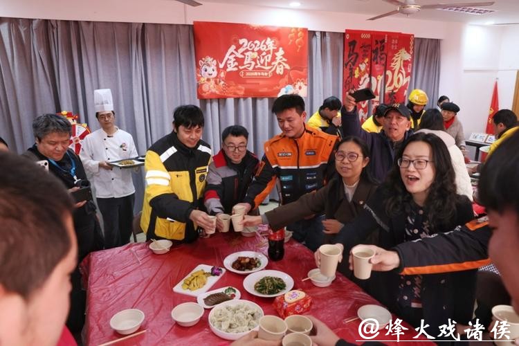 跟着阿姨妈妈学包菜肉馄饨,小哥们在小年吃上“海派家宴” 跟着阿姨妈妈学包菜肉馄饨,小哥们在小年吃上“海派家宴”