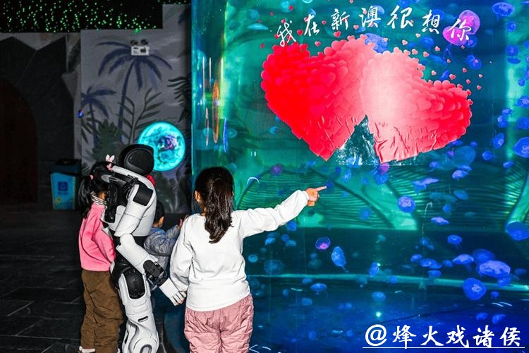 机器人“入职”海洋馆，导览、科普、解谜样样行，专治孩子“看不懂”